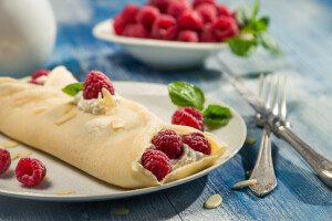 Een heerlijk dessert, bessen, fruit, Malinka, pannekoeken