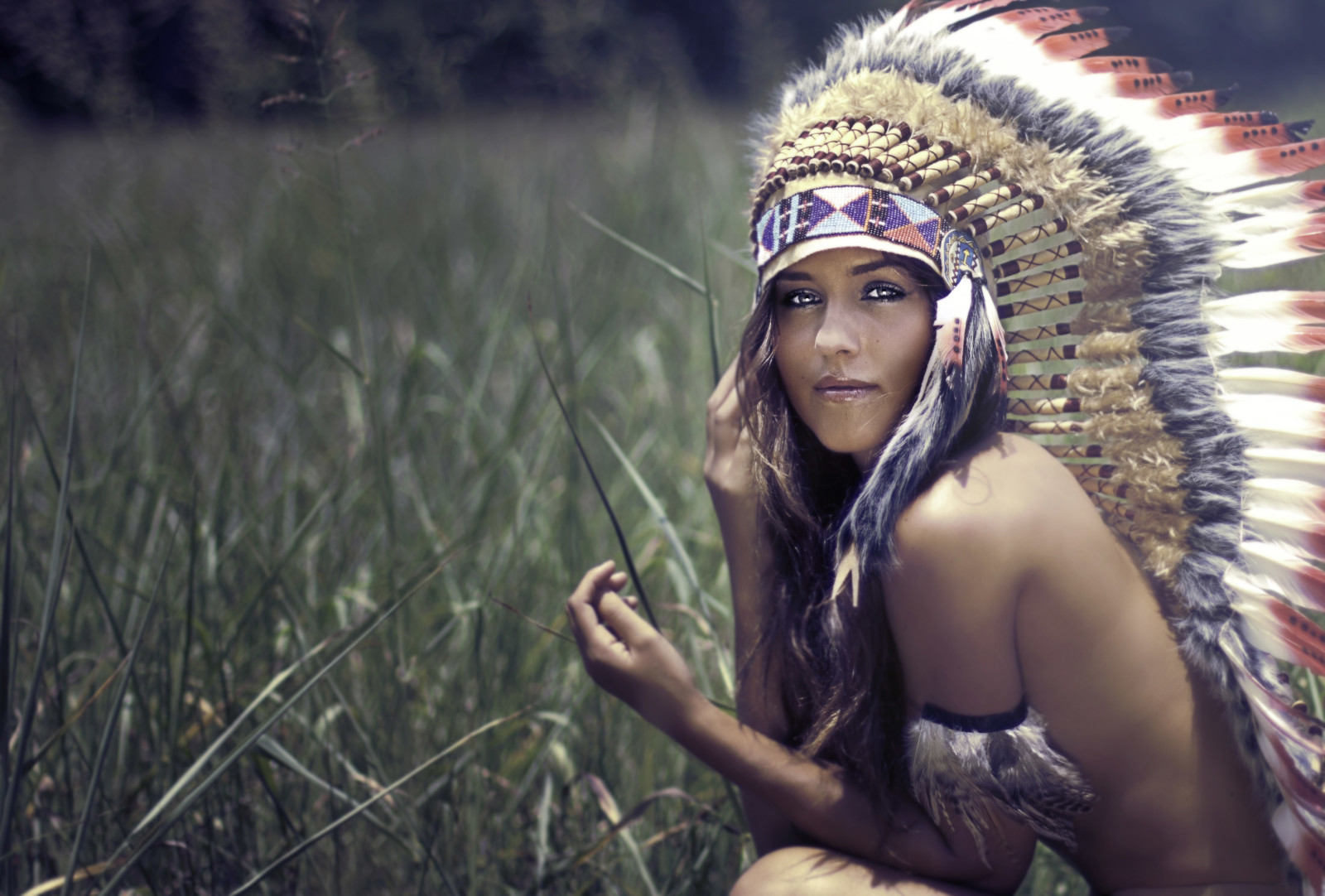 grass, look, girl, blur, feathers, headdress