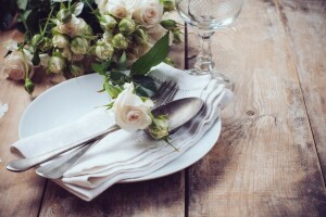 serviette de table, assiette, prise de courant, des roses, cuillère