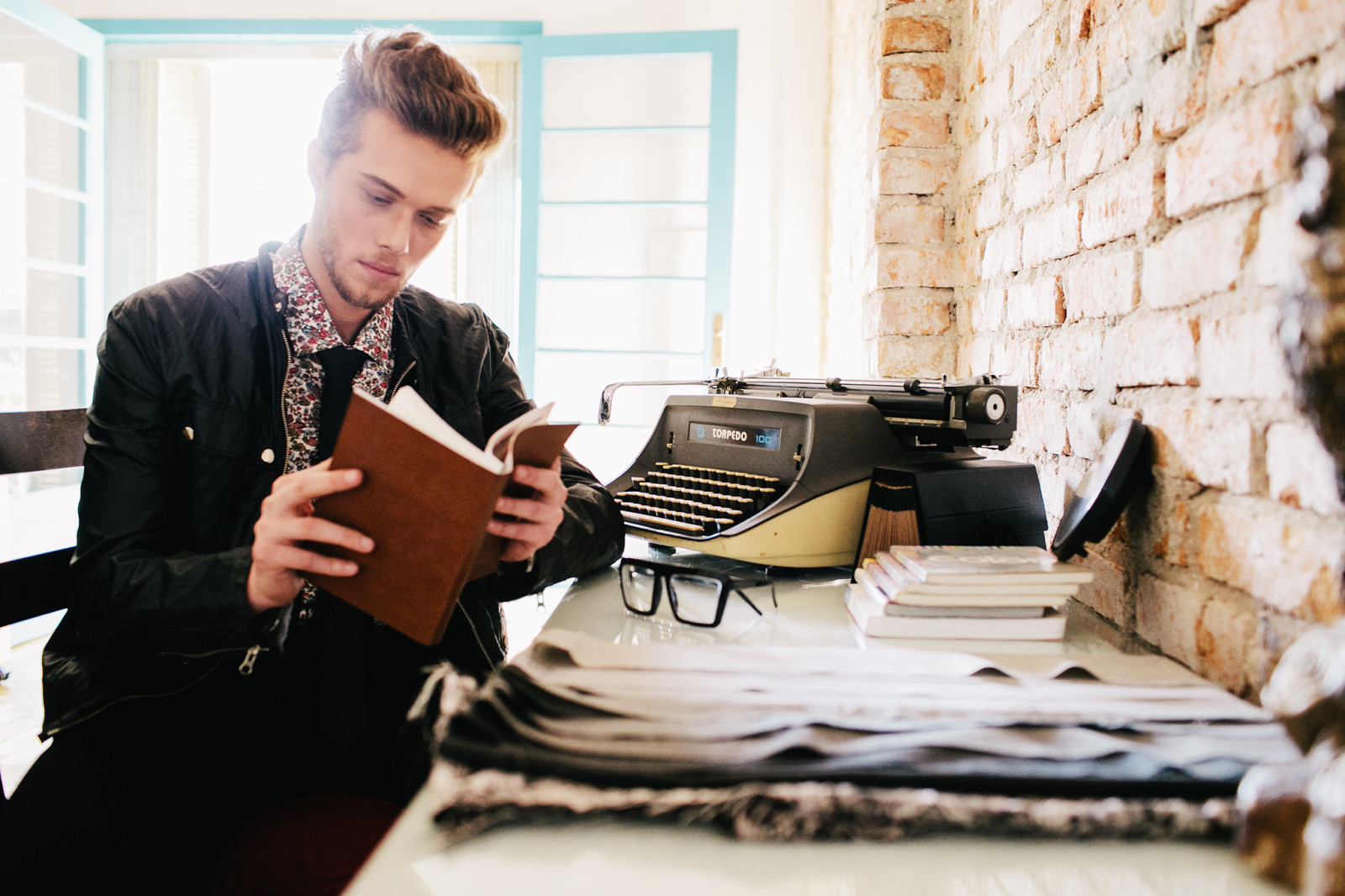 libros, Hombre, ojos, lentes, ventana, luz de sol, barba, máquina de escribir