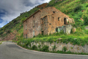 des nuages, désolation, herbe, collines, maison, montagnes, route, Le ciel