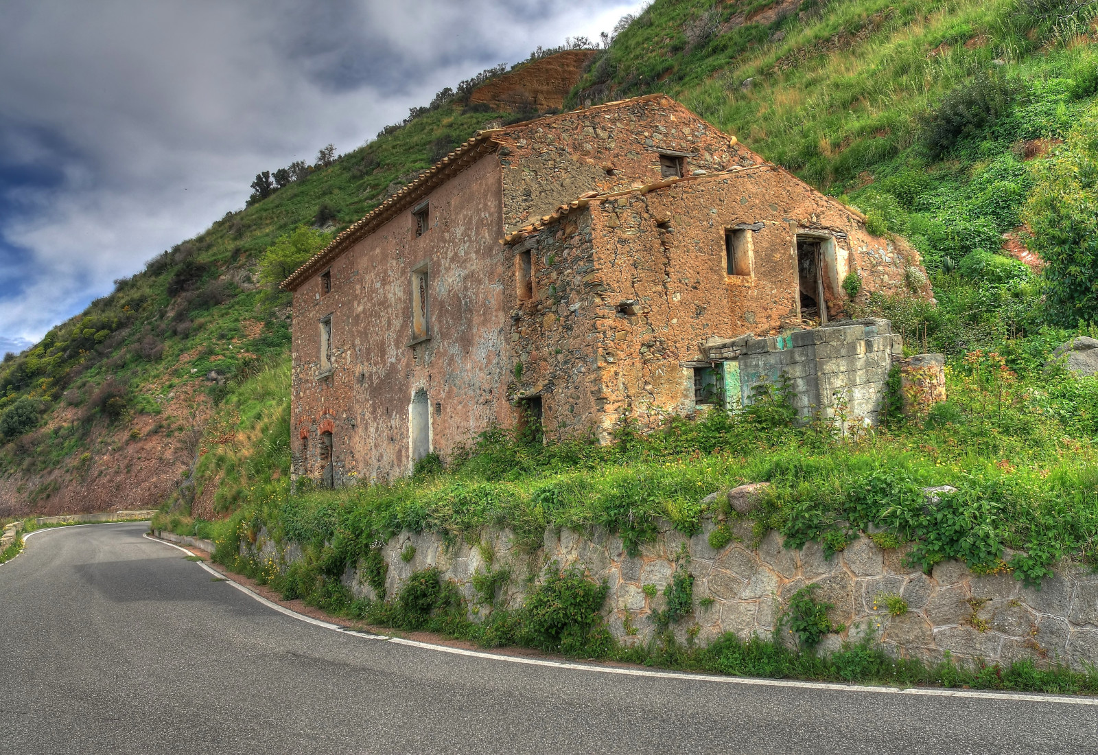 erba, il cielo, Casa, strada, nuvole, montagne, colline, desolazione