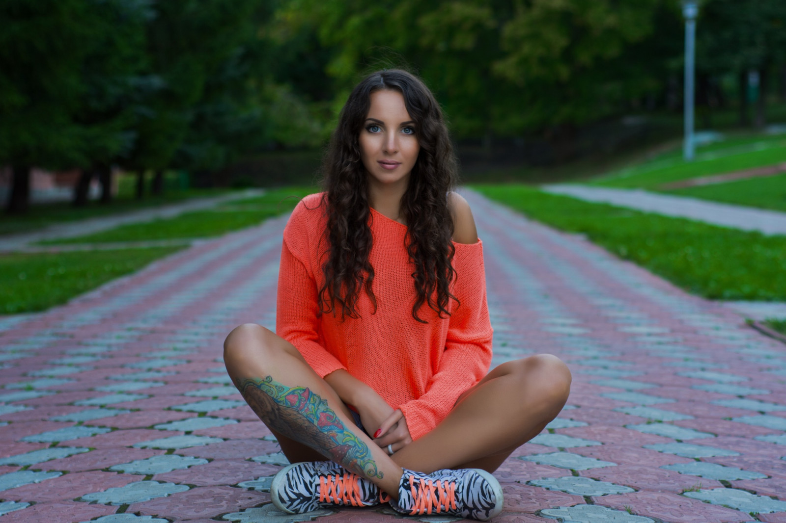 Guarda, Parco, seduta, ragazza, bellissimo, gambe, tatuaggio, fotografo