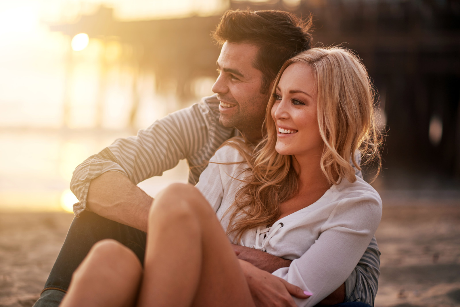 Pareja, sonrisas, abrazando