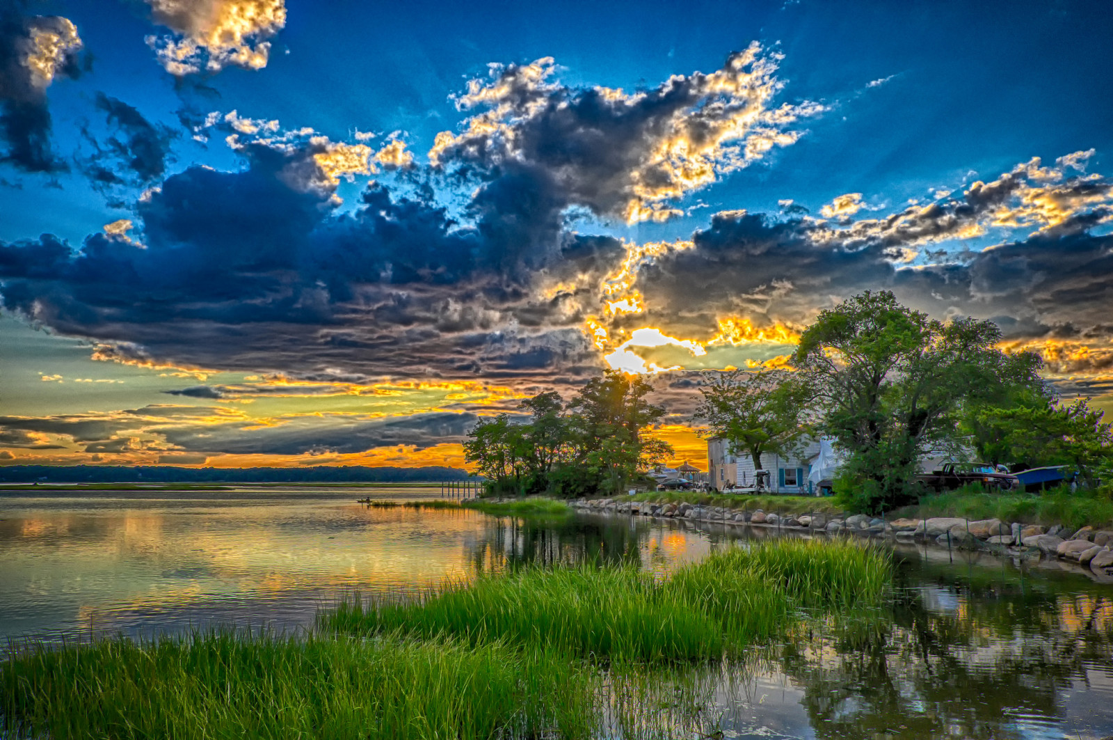 der Himmel, Haus, See, Sonnenuntergang, Bäume, Wolken