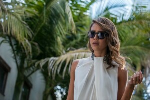 des lunettes, coiffure, en blanc, Jessica Alba, palmiers