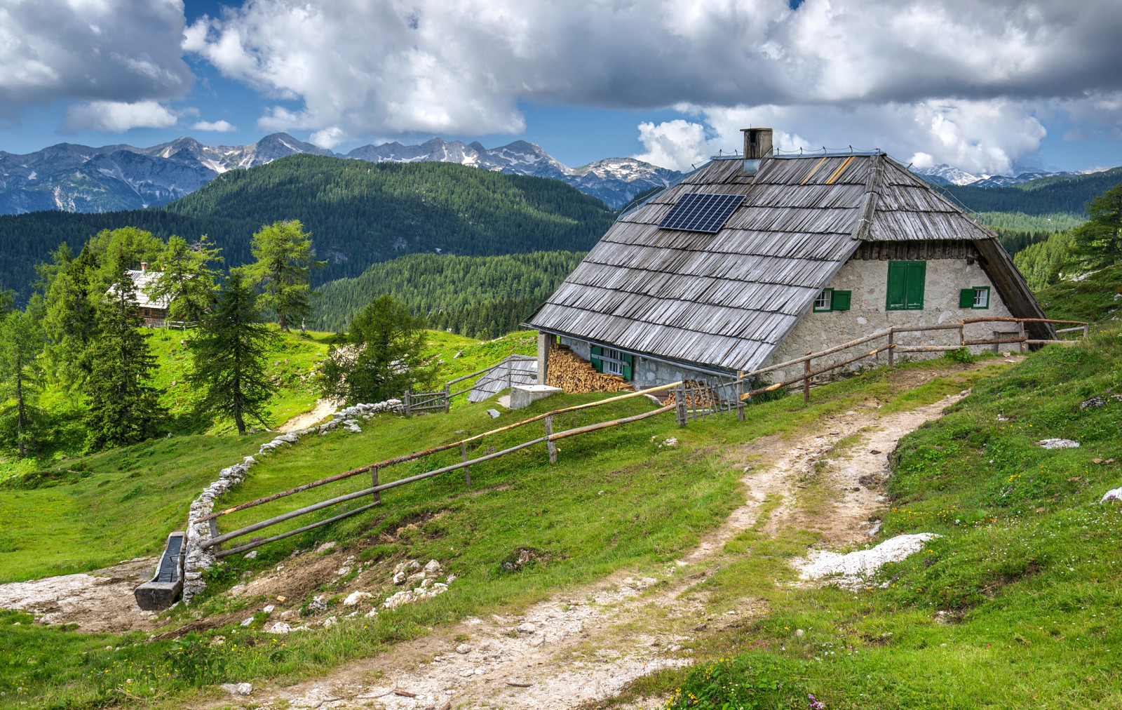 bois, forêt, herbe, maison, des arbres, légumes verts, des nuages, montagnes