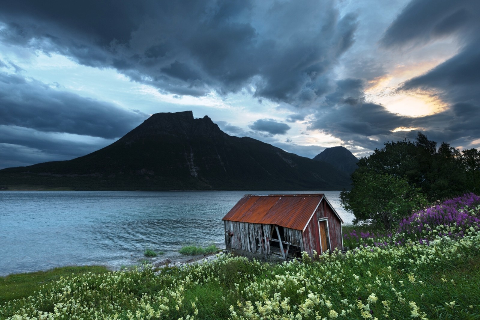 Cobertizo abandonado, Aldersundet, Norte de Noruega