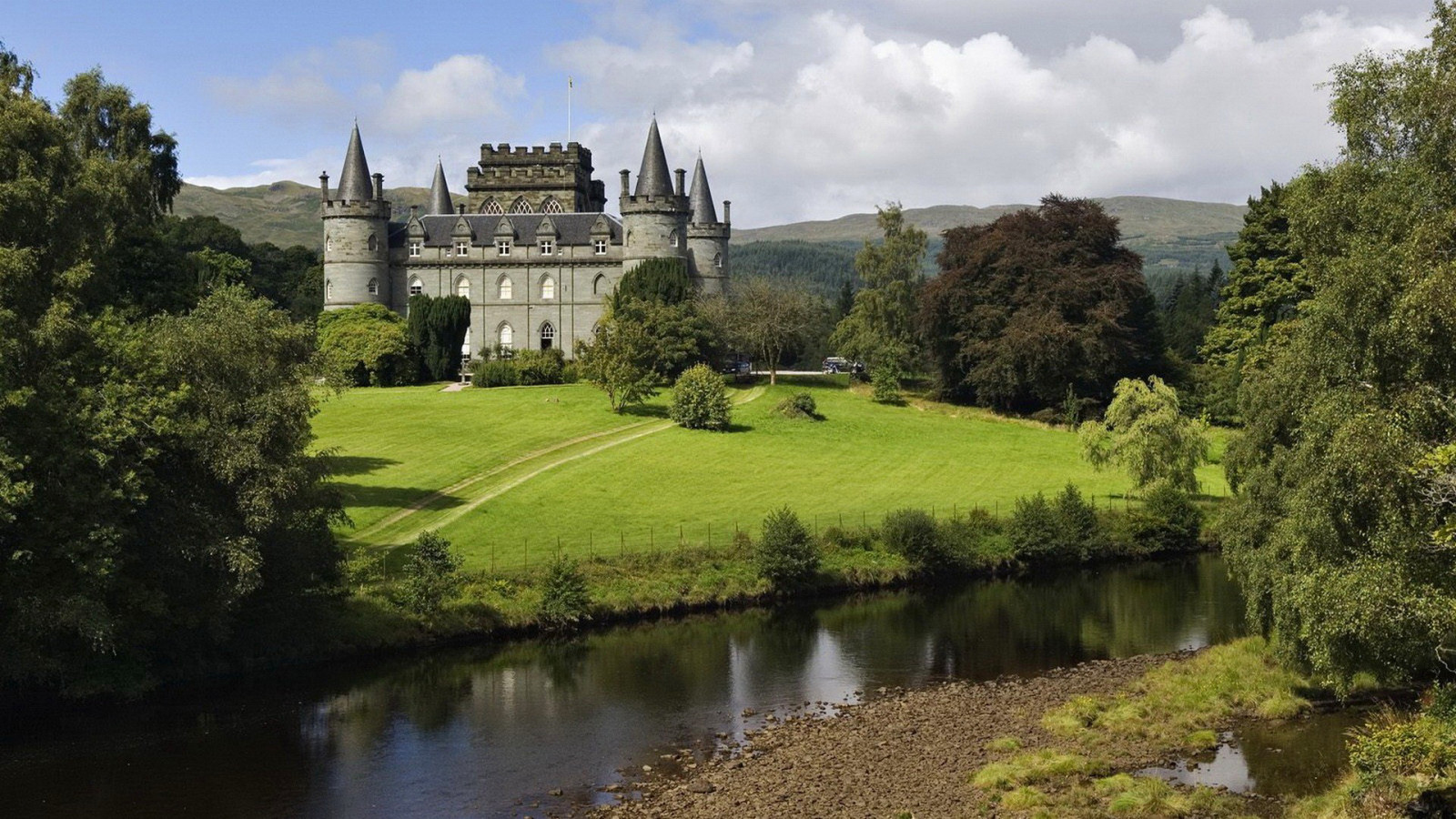 Le ciel, rivière, des arbres, Château, la tour