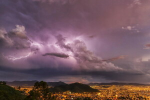 nuvens, relâmpago, montanhas, a cidade, a noite, a tempestade