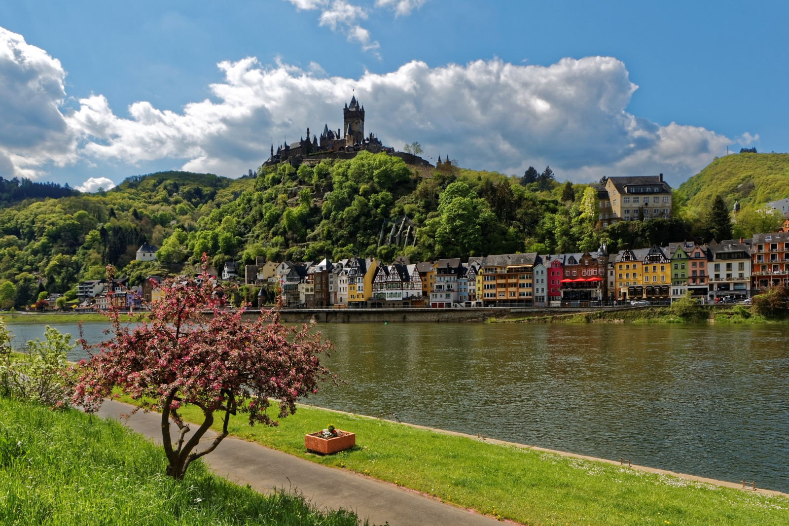 Gras, der Himmel, Fluss, Berg, Landschaft, Bäume, Wolken, Zuhause