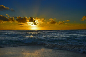 des nuages, lueur, Des rayons, mer, rive, orage, le coucher du soleil, Le ciel