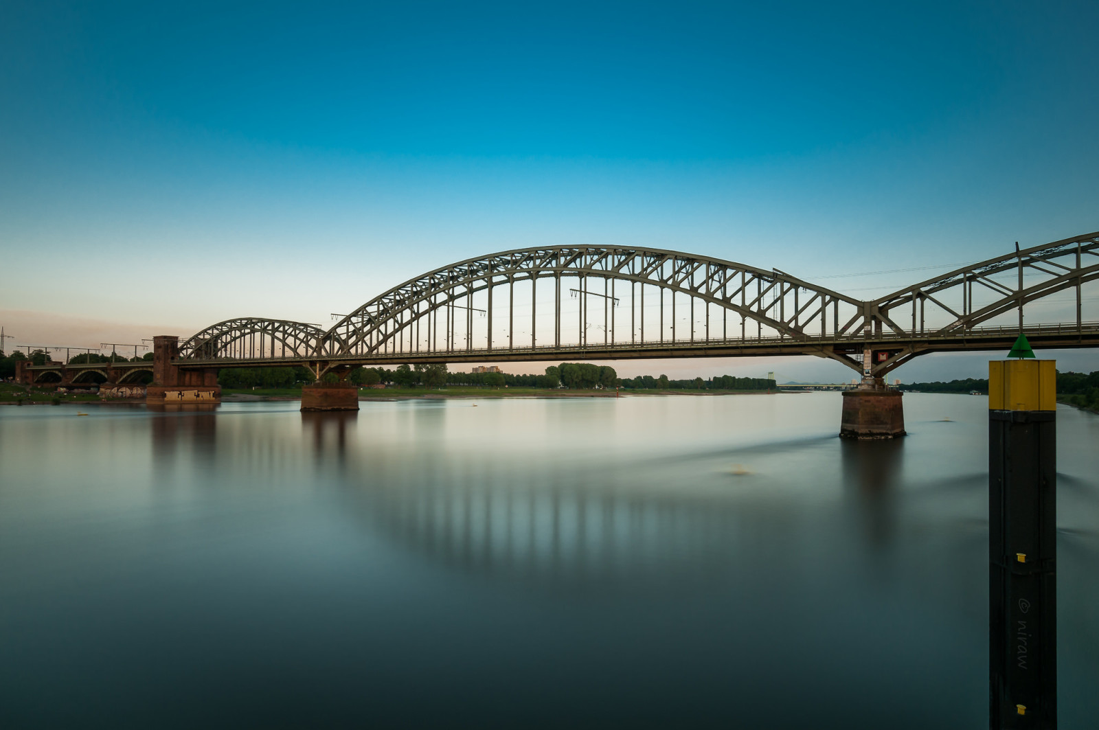 Le ciel, rivière, Pont, soutien