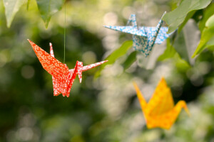 bokeh, grúas, hojas, origami