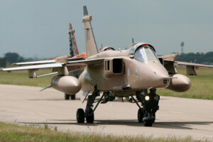 "Jaguar", Bombardeo, Combatiente, Jaguar, el aeródromo