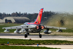 Bombowiec, Wojownik, lotnisko, Tornado