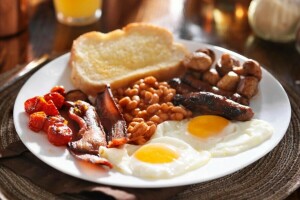 des haricots, petit déjeuner, Anglais, saucisse, oeufs brouillés