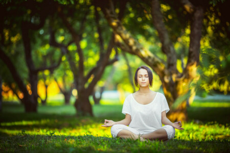 Parc, haine albe, yoga