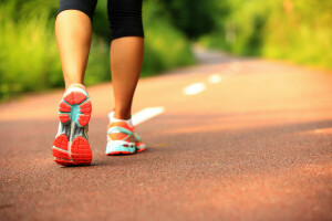 le jogging, activité de plein air, chaussures de course, en marchant