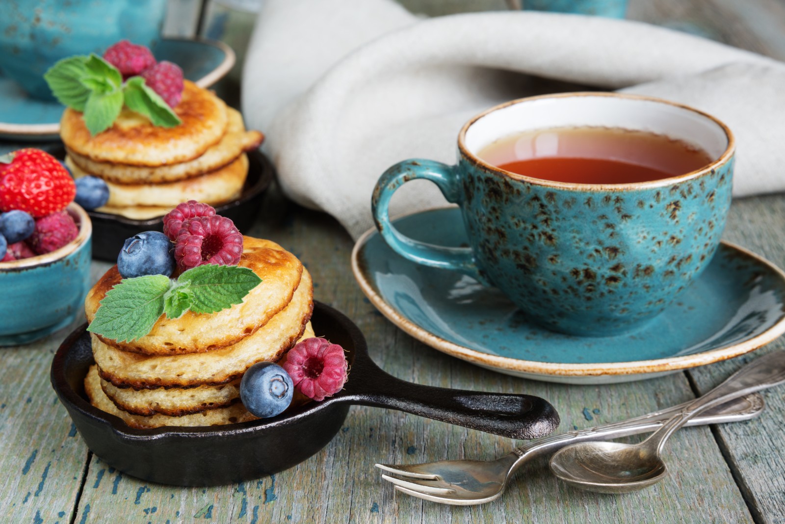 petit déjeuner, baies, framboise, myrtilles, fraise, Crêpes, thé parfumé