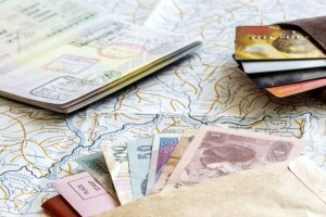 tarjetas de crédito, mapas, dinero, pasaporte, turismo