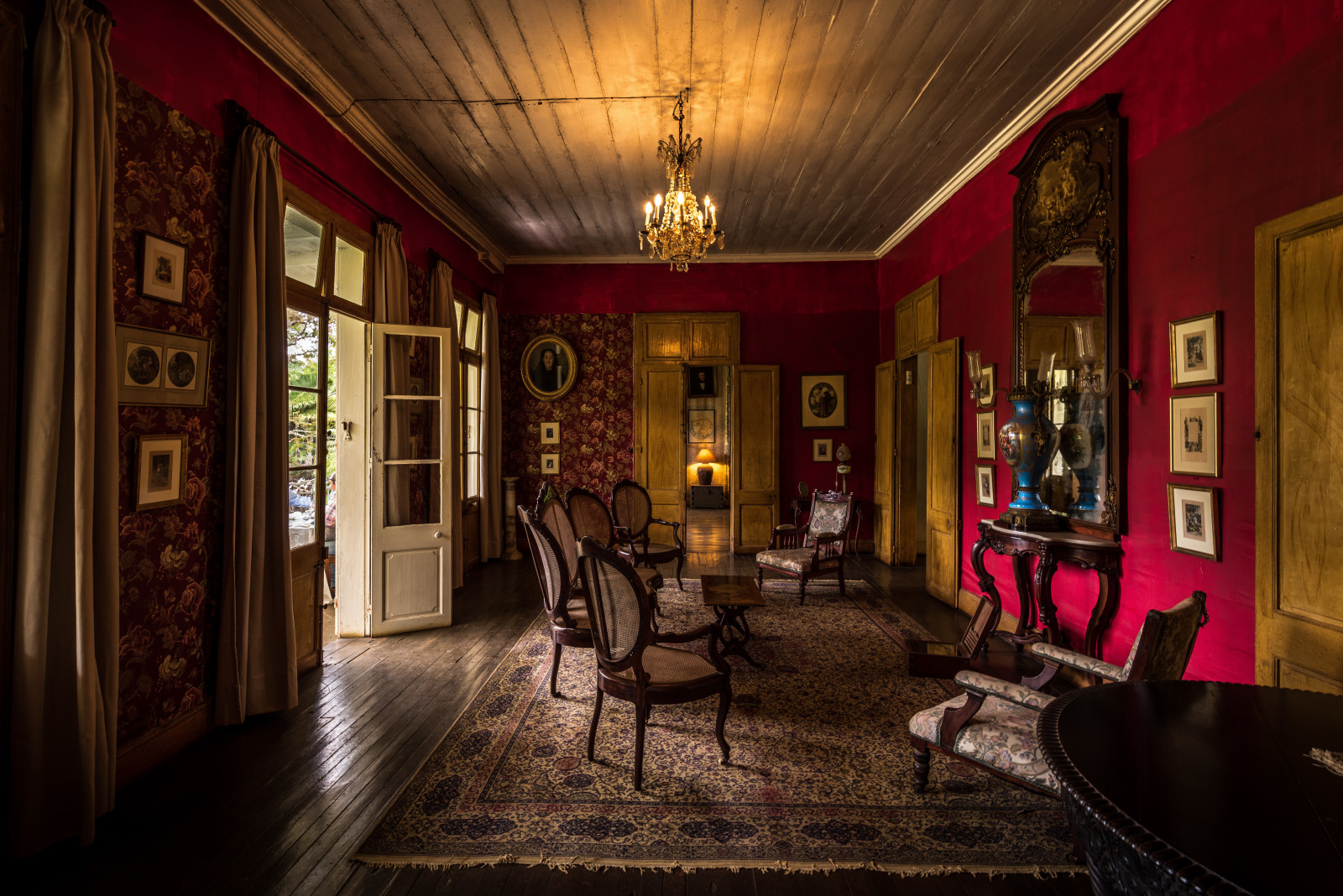 table, curtains, interior, chairs, vase, room, mirror, pictures