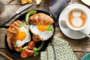 kaffe, croissant, egg, smørbrød