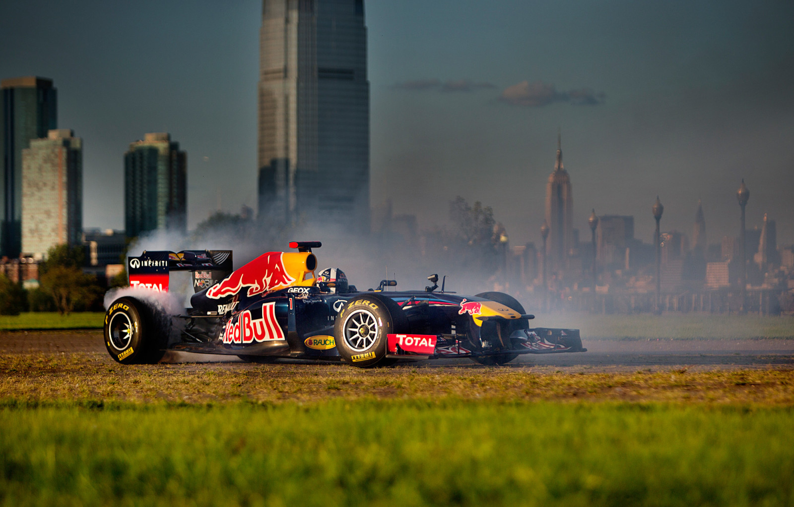 Vzorec 1, červený býk, auto, New-York, RB7, David Coulthard