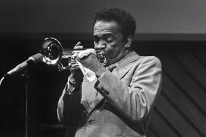 Howard McGhee, τζαζ, τζαζ μουσικός, μικρόφωνο, ΜΟΥΣΙΚΗ, μουσικός, σωλήνας, σαλπιγκτής