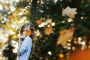 fille, feuilles, ambiance