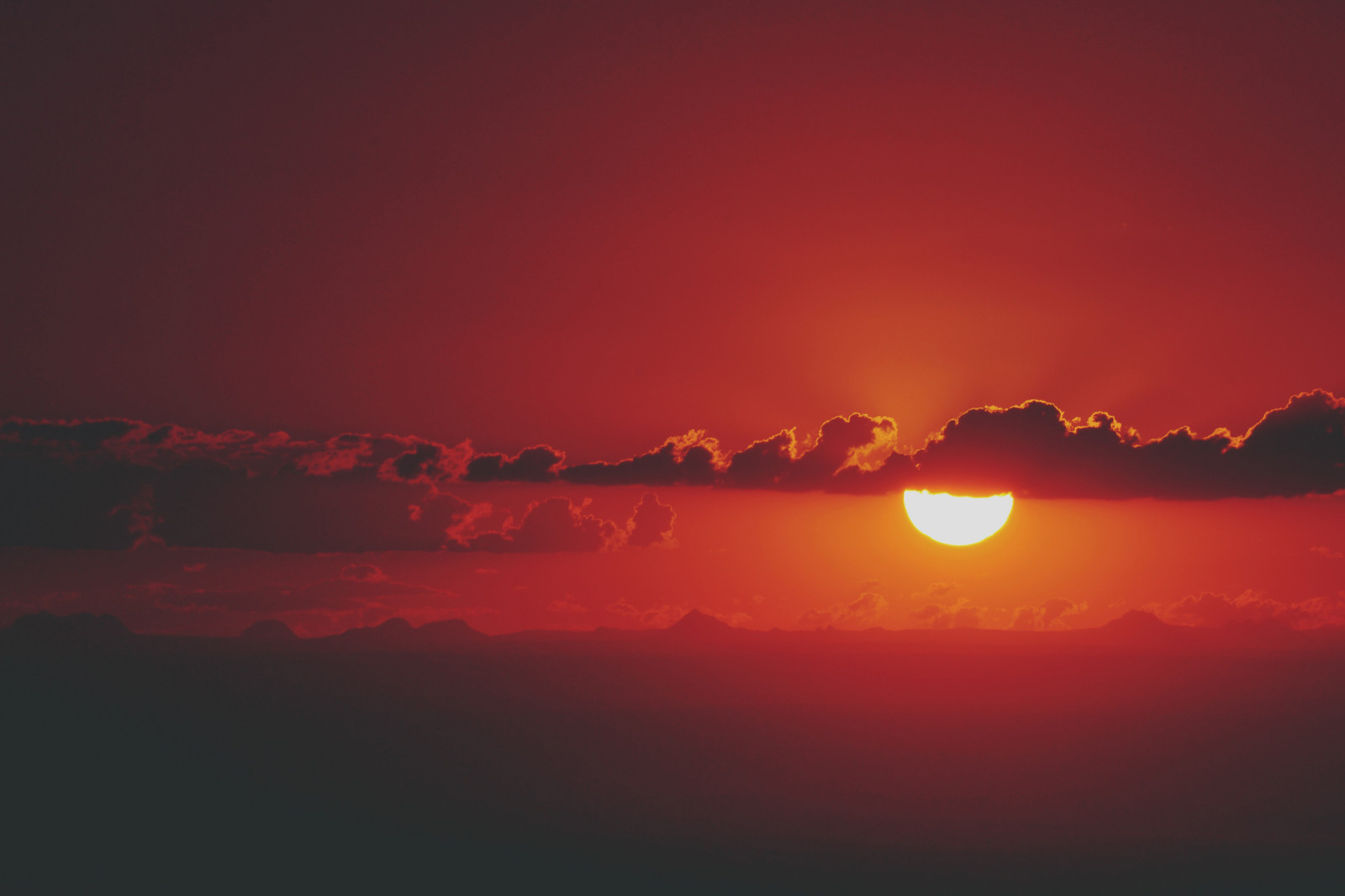 el cielo, la noche, puesta de sol, nubes, montañas, fuego, el sol