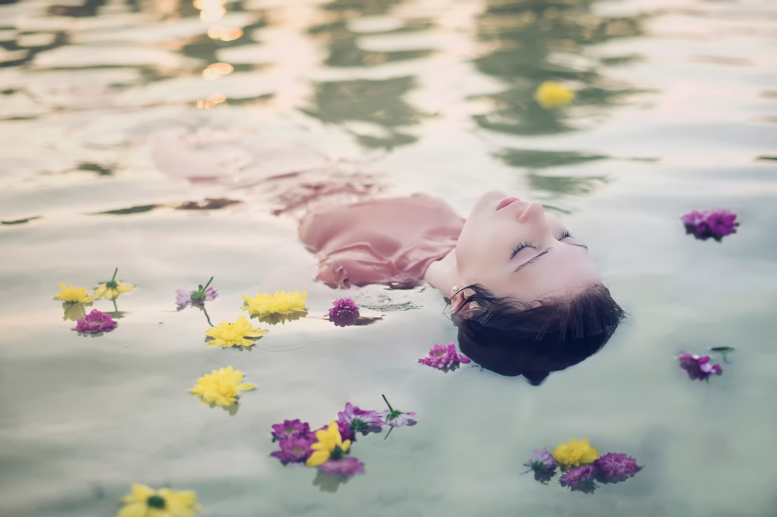 fille, fleurs, dans l'eau, Andrea Peipe