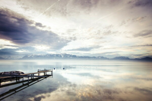 Ženevské jazero, blízko Lausanne, východ slnka nad Lac Leman, švajčiarsko