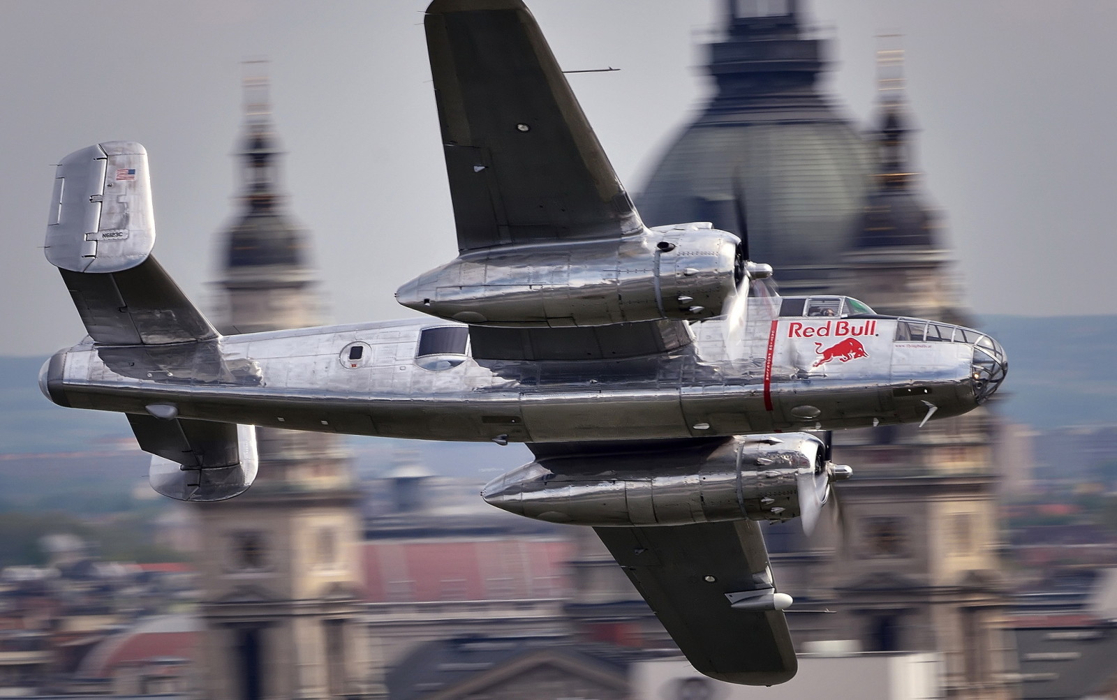 Budapest, Toro rojo, B-25