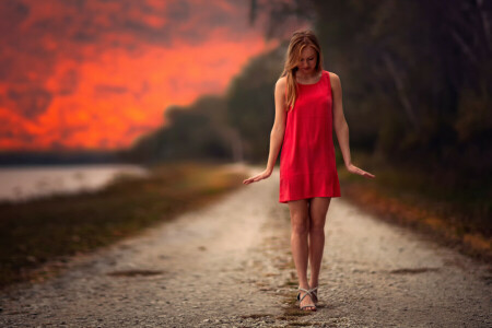 Equilíbrio do vermelho, menina, em vermelho, pernas