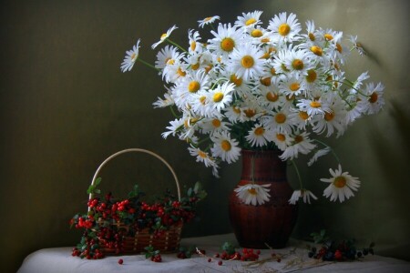 cesta, bayas, ramo de flores, manzanilla, arándanos