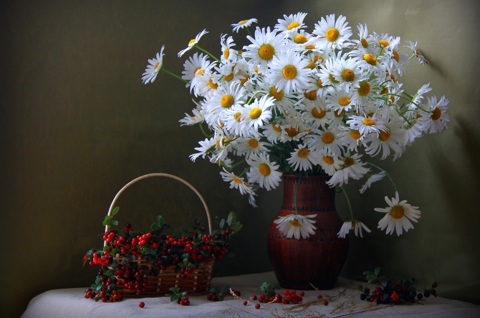 buchet, fructe de padure, muşeţel, coş, afine