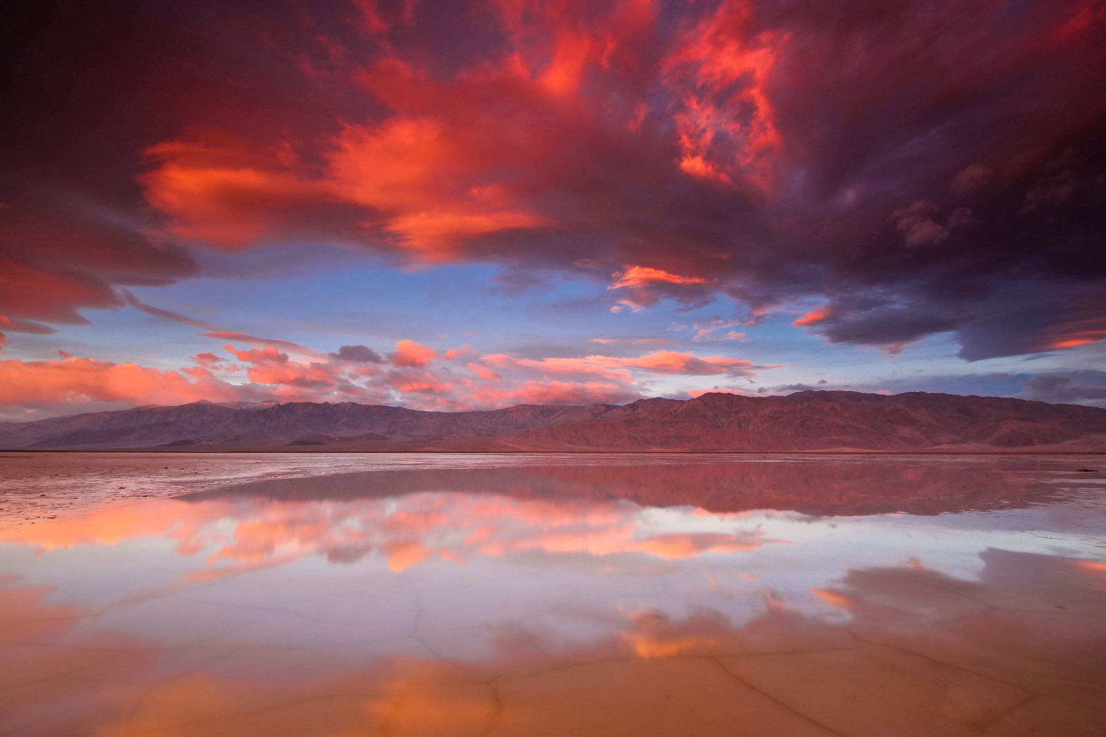 Lac, le coucher du soleil, réflexion, des nuages, montagnes