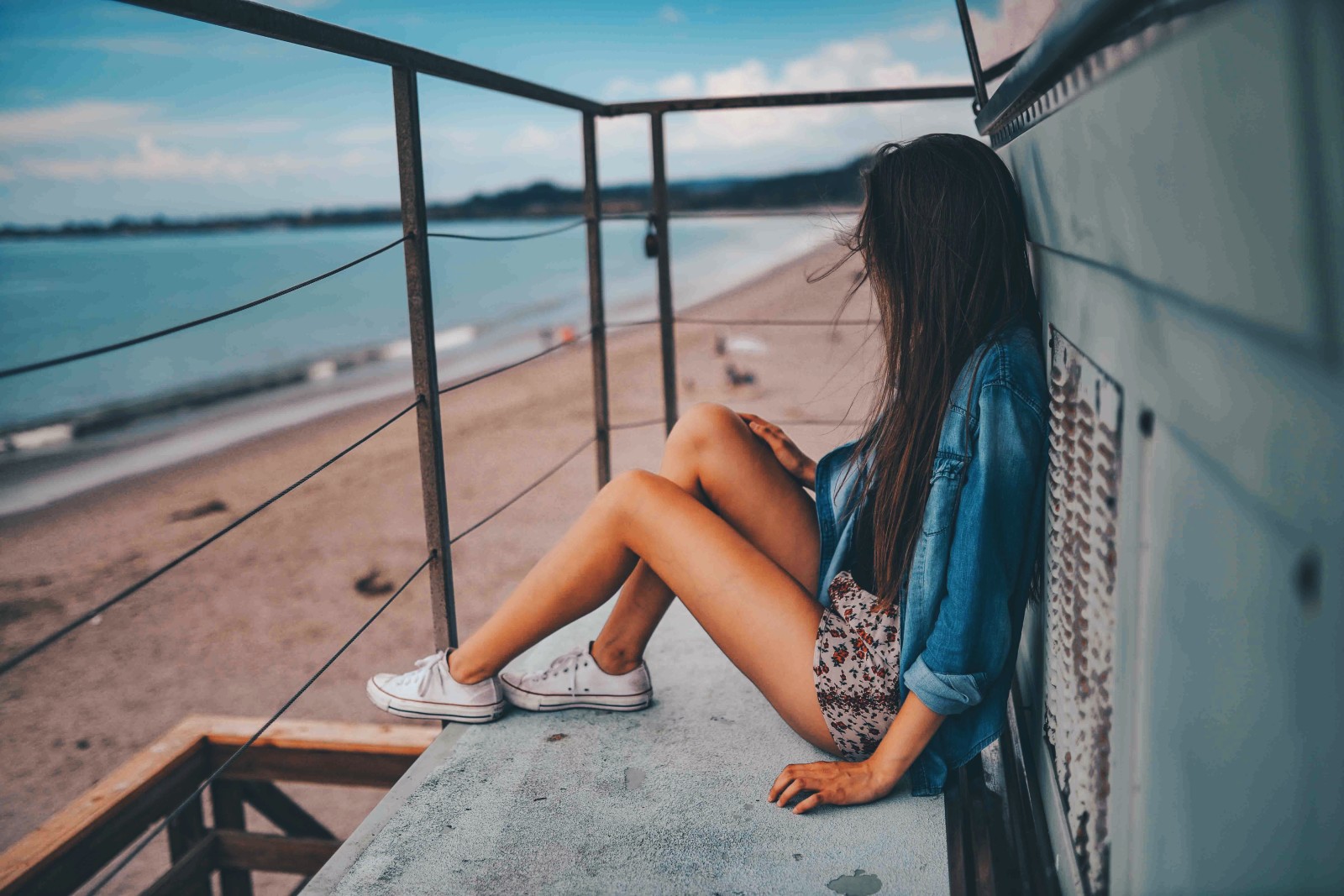 actitud, sentado, niña, playa, morena, camisa, zapatillas, mezclilla