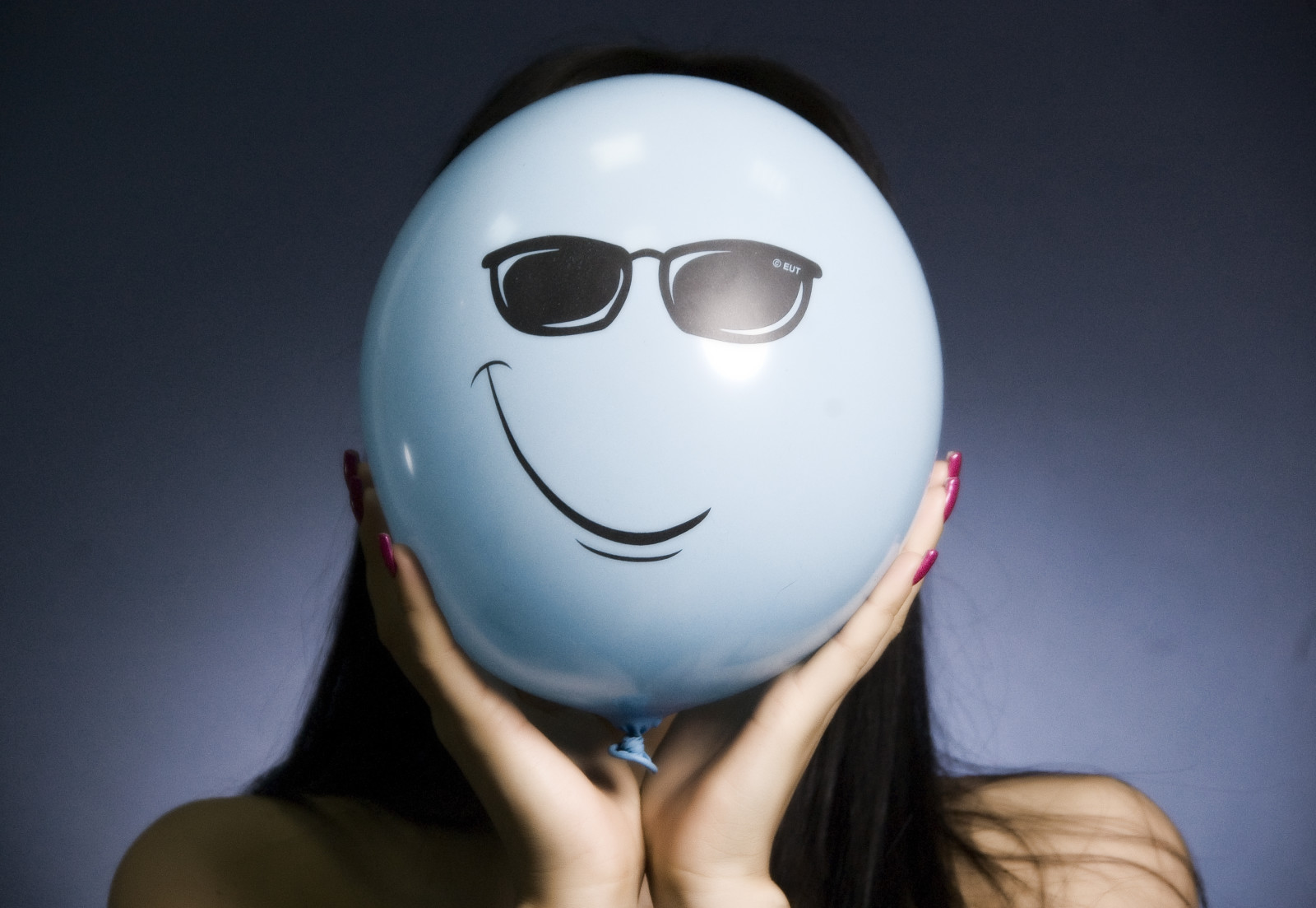 niña, sonrisa, lentes, Un globo