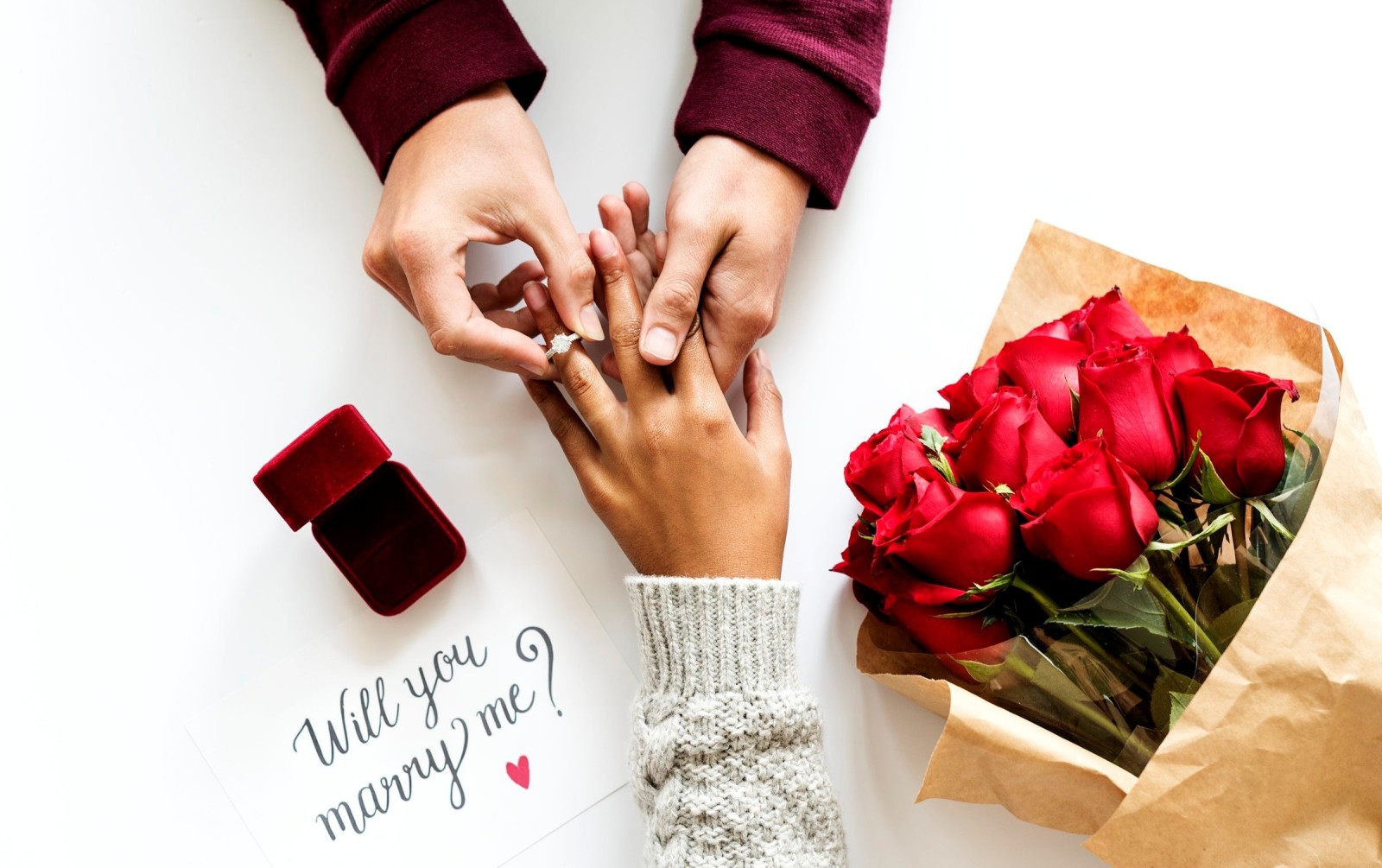 mains, des roses, l'inscription, bouquet, bague