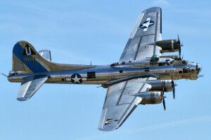 B-17, Bombardér, Létající pevnost, Těžký, „Létající pevnost“