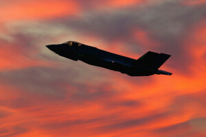 Bombardeo, F-35A, Combatiente