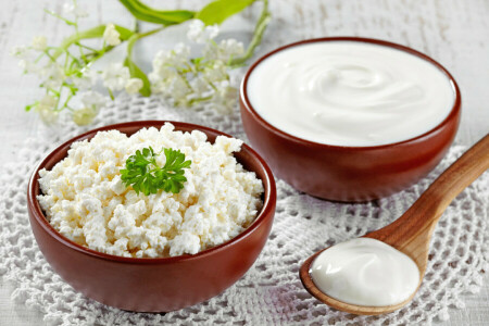 cheese, cottage cheese, dairy products, milk products, parsley leaves, sour cream, spoon