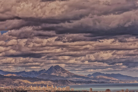 Baia, nuvole, montagne, la città