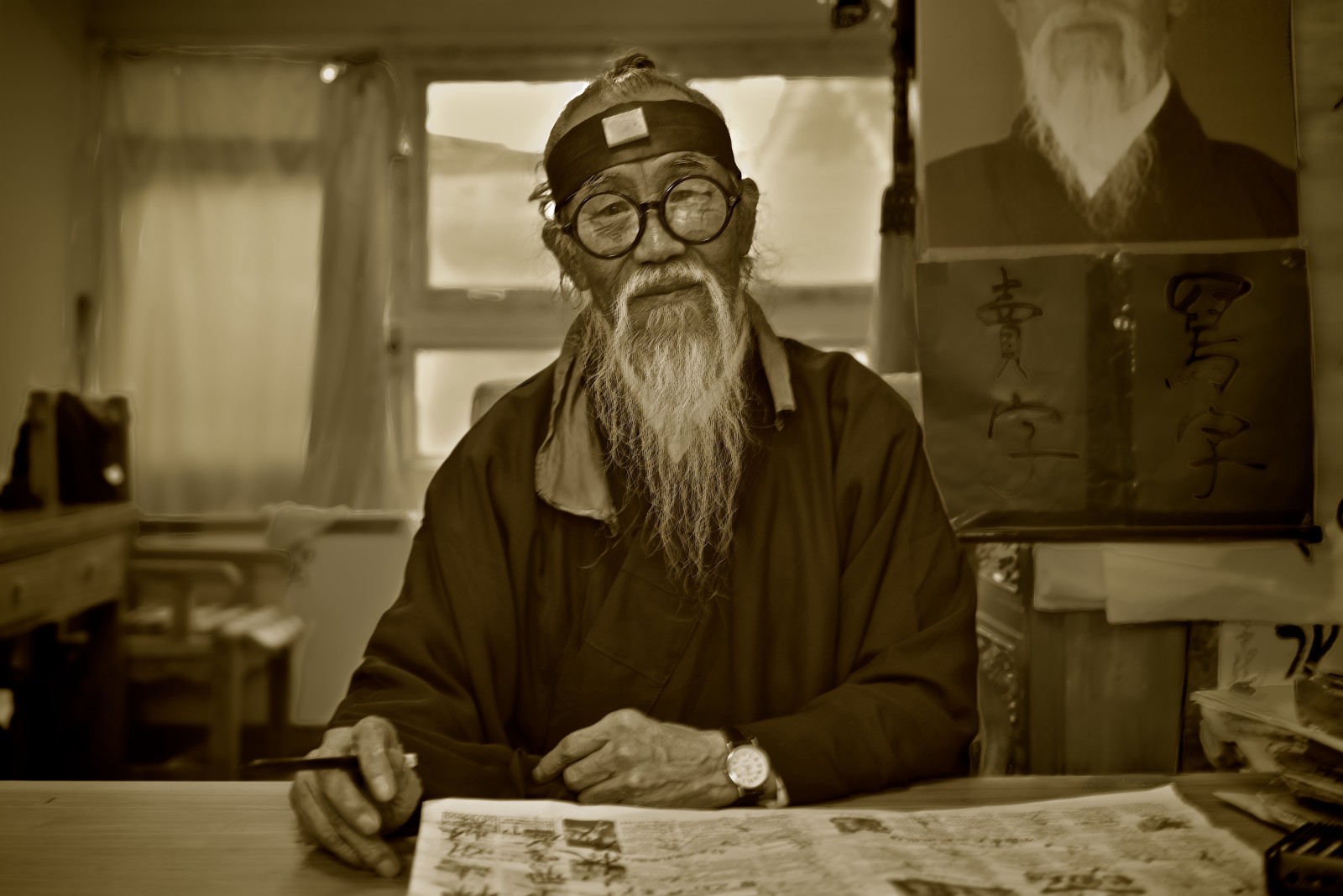 lentes, barba, anciano, mirada directa