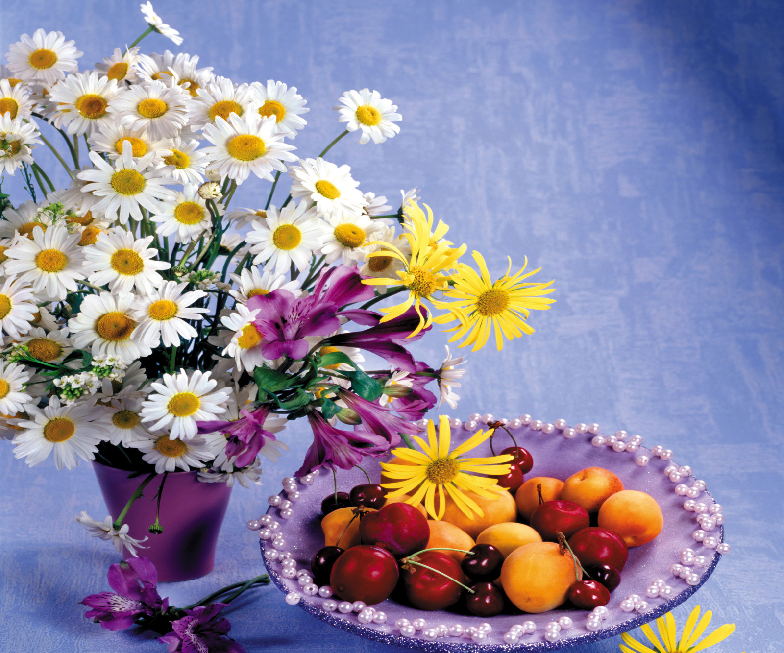 Stálý život, květiny, kytice, Třešeň, fotografie, Broskve, heřmánek, alstroemeria