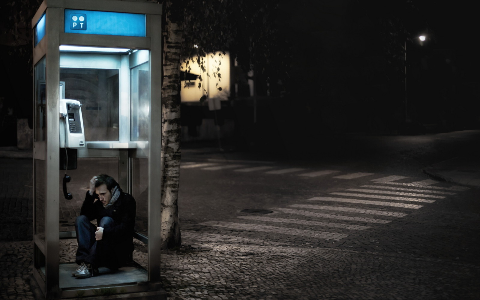 la ciudad, noche, el problema, cabina telefónica