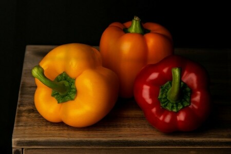 schwarzer Hintergrund, Tafel, Paprika bulgarisch, Schatten, Scheinen, die reifen Früchte, Gemüse, Holzoberfläche