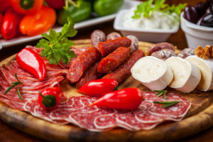 fromage, légumes verts, poivre, saucisse